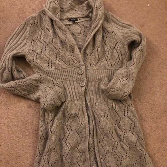 Beautiful sweater perfect as a layer piece - Picture 1 of 2